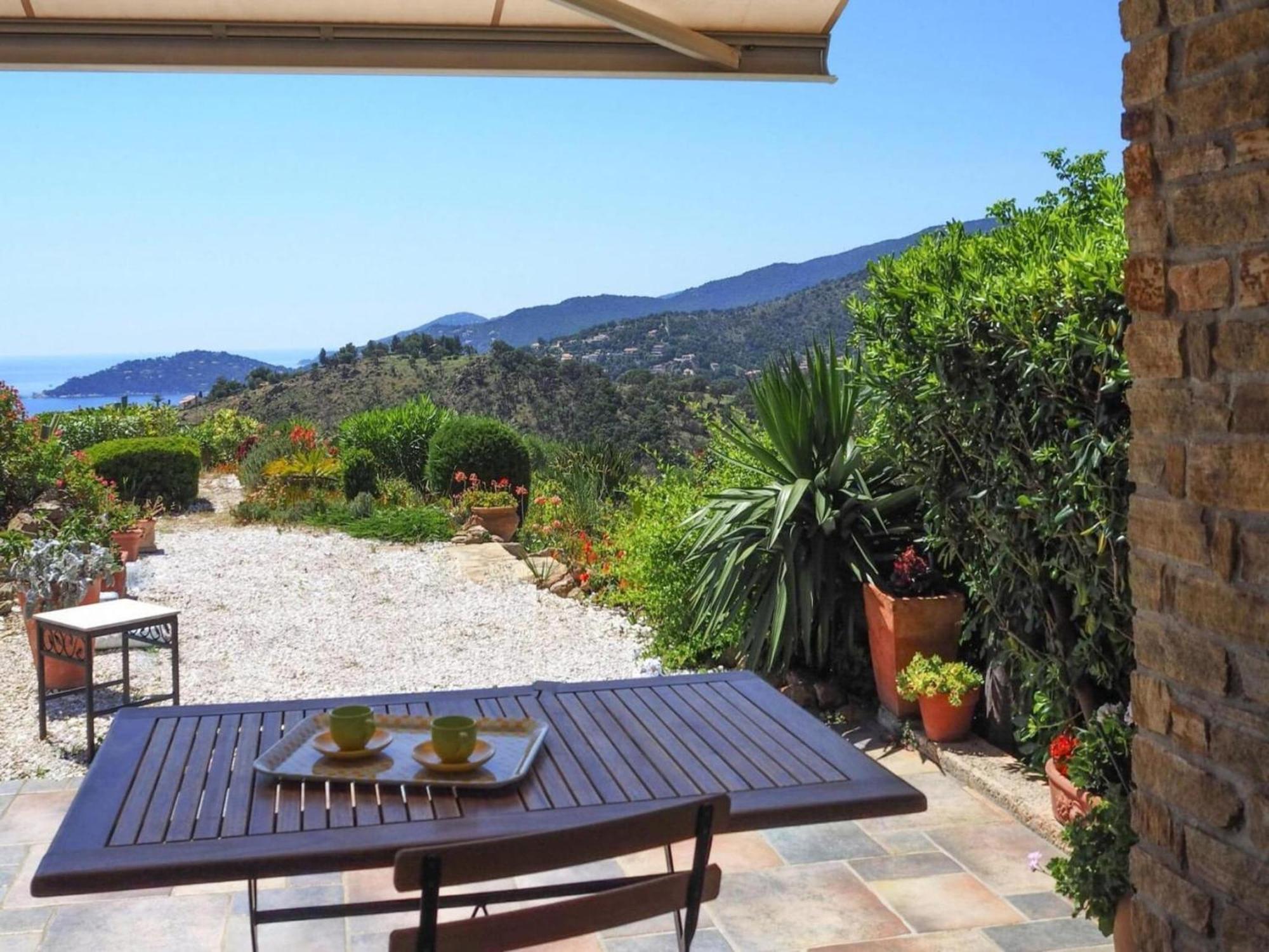 Pretty Tiny House With Sea View, Le Lavandou Exterior photo