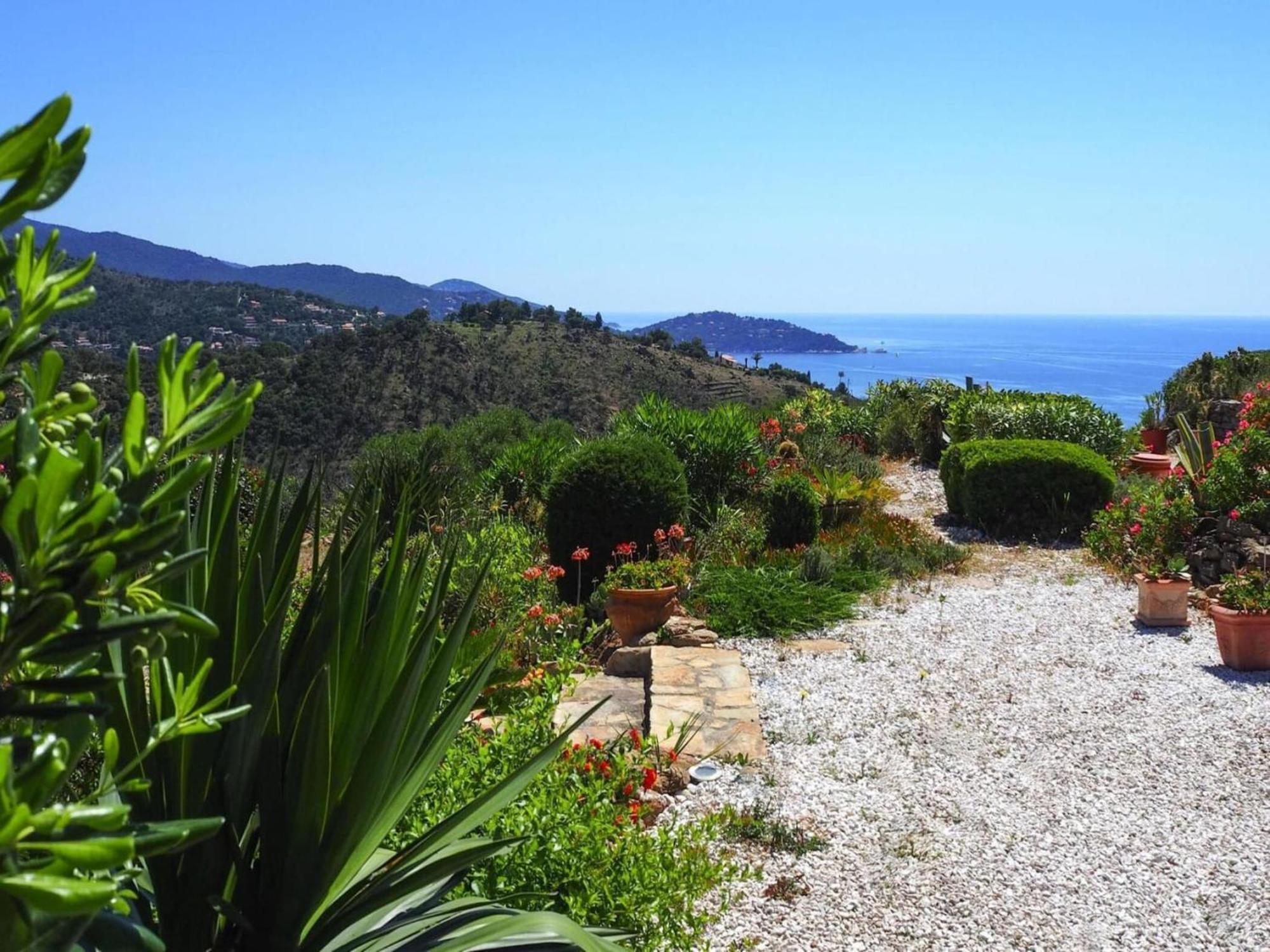 Pretty Tiny House With Sea View, Le Lavandou Exterior photo