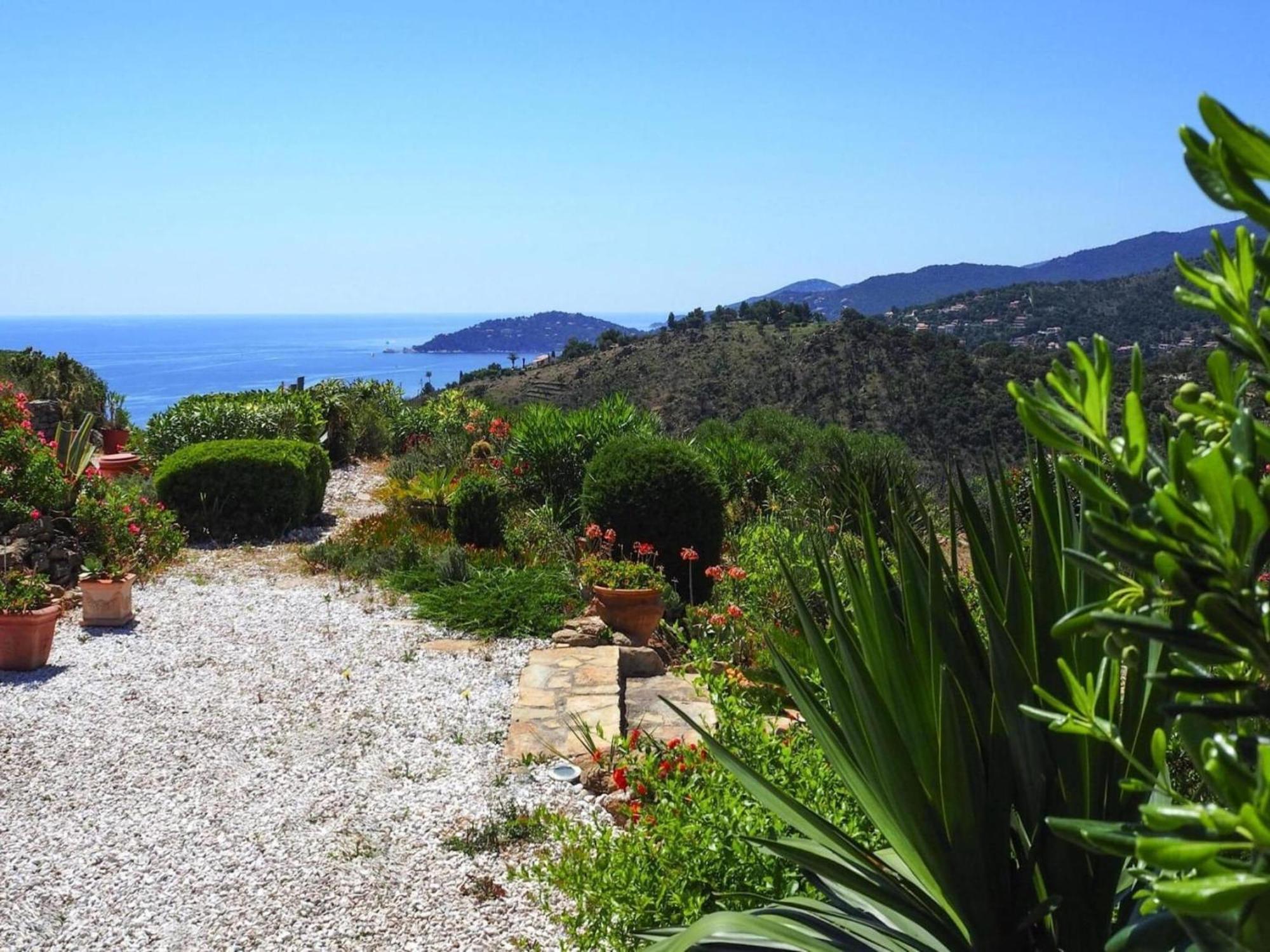 Pretty Tiny House With Sea View, Le Lavandou Exterior photo